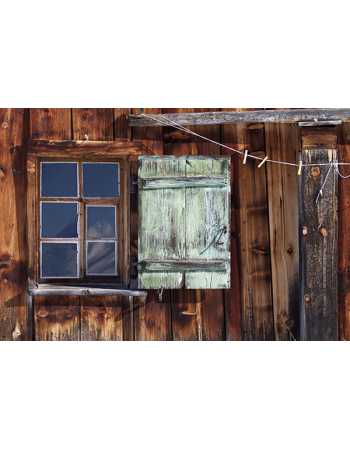 Okno w drewnianym domku