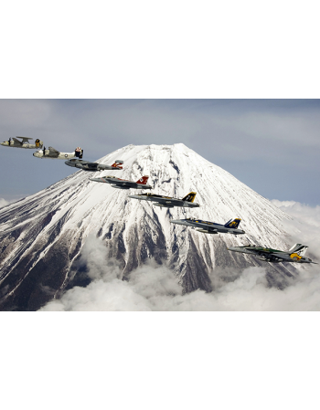 Samoloty wojskowe nad górami
