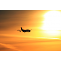 Lecący samolot w stronę słońca