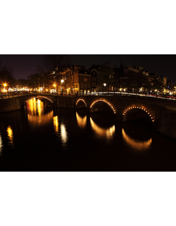 Most w Amsterdamie nocą